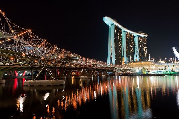 Các điểm du lịch Singapore - Cầu Helix bắt ngang sông về đêm.